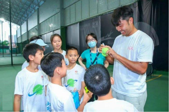 168网球直播：特日格乐步入钧泰国际网球学院与小朋友一起打球！